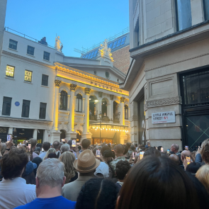 Rachel Zegler performing "Don't Cry for Me Argentina" on the balcony of the London Palladium